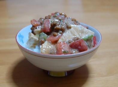 カマンベール納豆トマト丼の写真