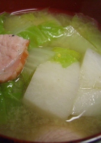 冬野菜でほっこり☆里芋と白菜の味噌汁