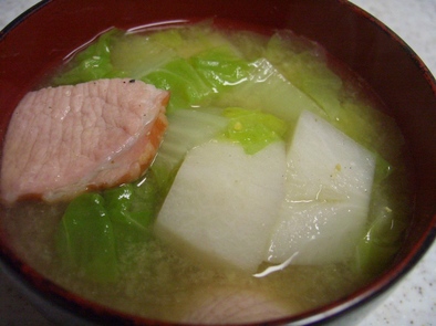 冬野菜でほっこり☆里芋と白菜の味噌汁の写真