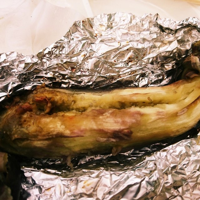キャンプ飯 ほんとにおいしい茄子の丸焼 レシピ 作り方 By Lynn クックパッド 簡単おいしいみんなのレシピが375万品