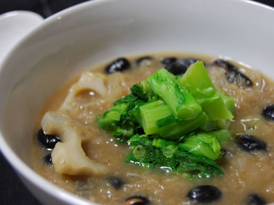 レンコンと黒豆のスープの写真