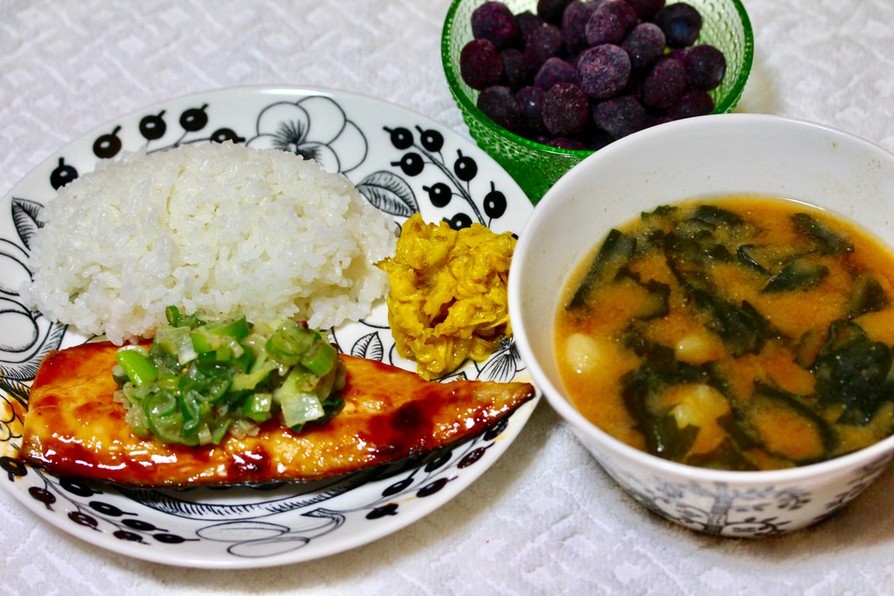 鯖の葱塩と食用菊の和食プレートの画像