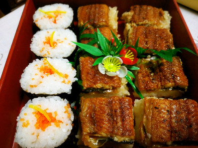 すしのことすき焼きのたれうなぎの押し寿司の写真