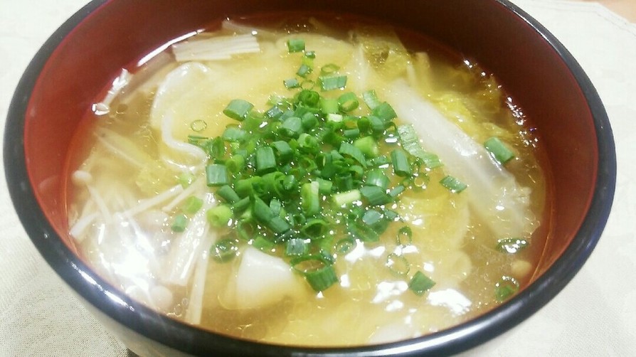 チルド餃子、白菜、キノコの簡単スープ餃子の画像