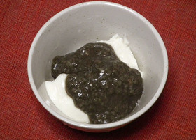 豆腐の甘酒ゴマきな粉ペーストがけ