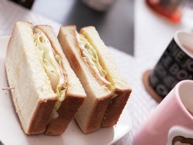 余った食パンで♡簡単ホットサンド