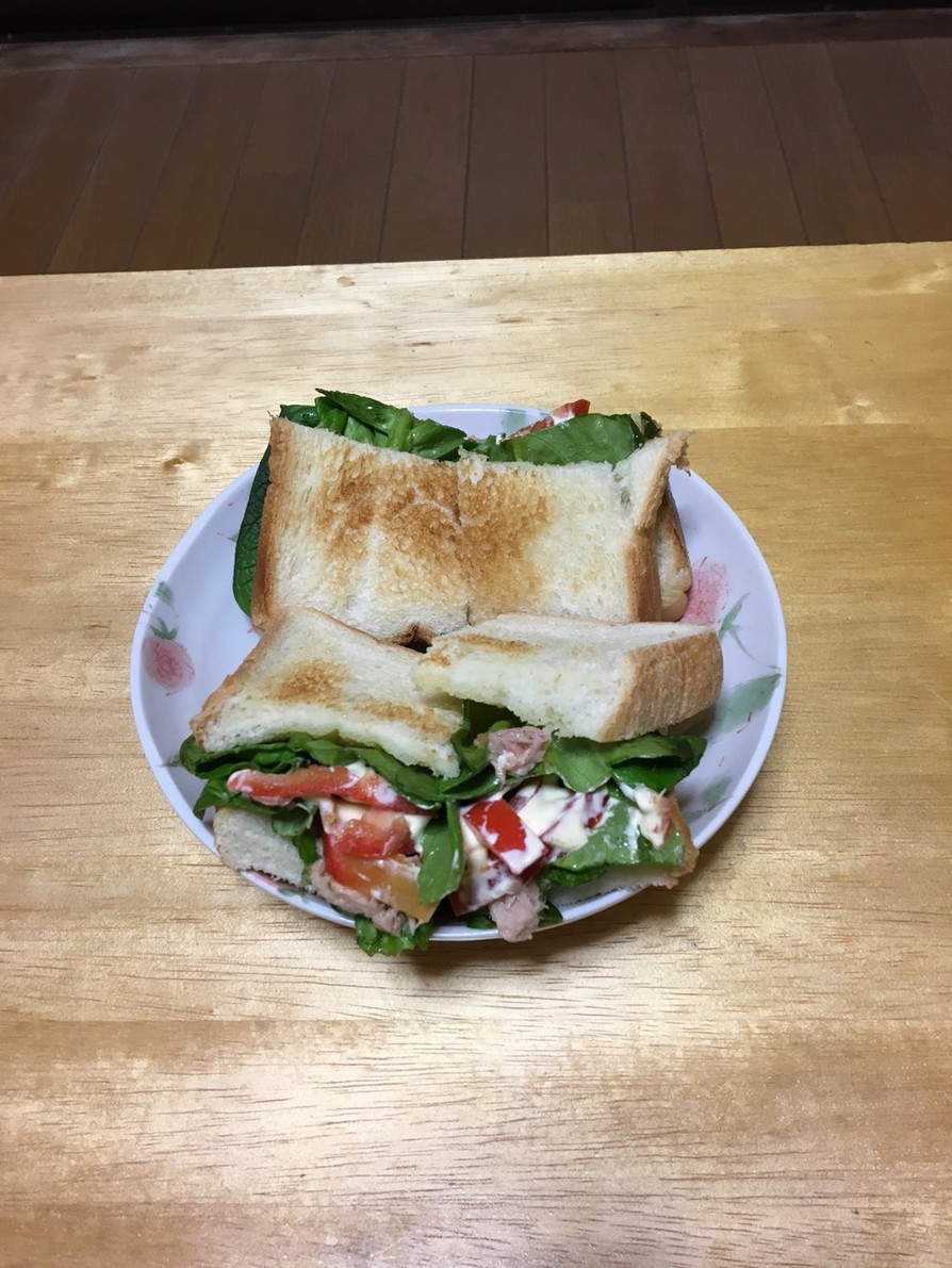 ツナとパプリカのサンドイッチの画像