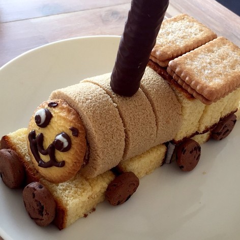 〈市販のお菓子で〉機関車トーマス ケーキ