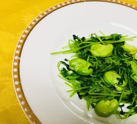 シャキほくっ旨☆豆苗とそら豆の塩酒粕炒め