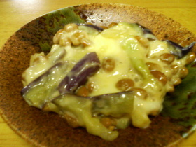レンジdeナスと納豆のチーズ蒸し