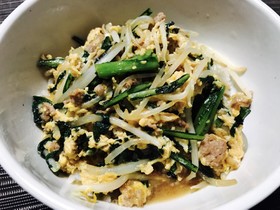 簡単♪ひき肉と春菊の卵とじ丼