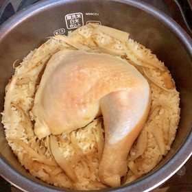 炊飯器で丸ごと鶏もも肉の炊き込みご飯!