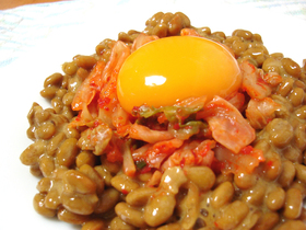 うまっ * 納豆にキムチと卵
