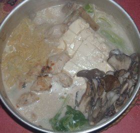 味噌味こんにゃくラーメンでミルク入り鶏鍋