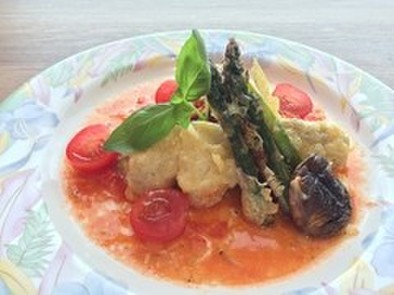 鱈とアスパラのチーズ焼きトマトソースがけの写真