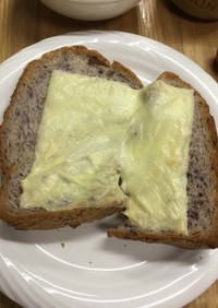 黒にんじん入りの食パンのチーズトースト