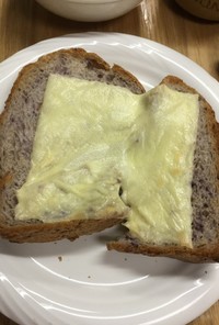 黒にんじん入りの食パンのチーズトースト