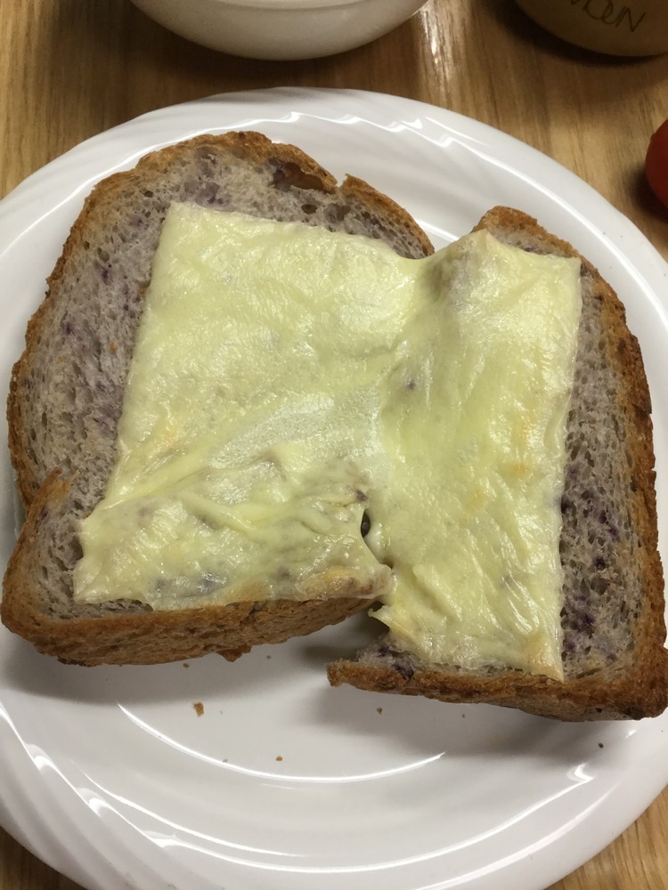 黒にんじん入りの食パンのチーズトーストの画像