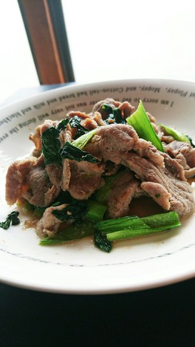 豚肩肉と小松菜の鶏ガラ炒め♪