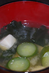 きゅうりと豆腐とわかめの味噌汁
