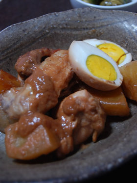 骨付き鶏肉とヤーコンのピーナツ煮込み
