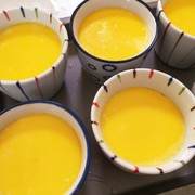 卵しっかり硬めのプリンの写真