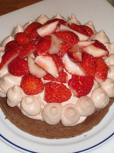 フルーツ＆チョコレートのケーキの写真