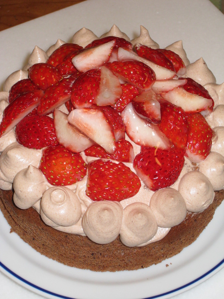 フルーツ＆チョコレートのケーキの画像