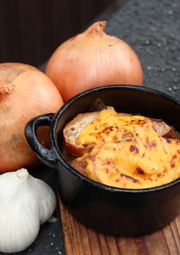 ココット鍋でオニオングラタンスープ