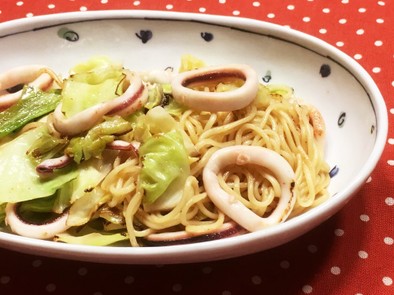 シンプルイカ塩焼きそばの写真