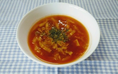 ミートソースと葉野菜のスープの写真