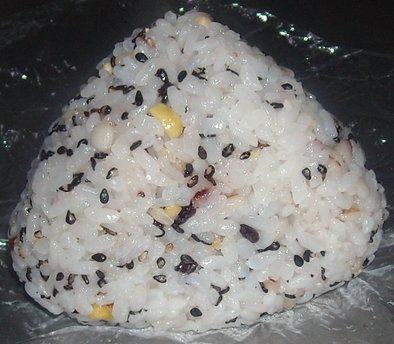 雑穀米＆ごま塩のおにぎりの写真