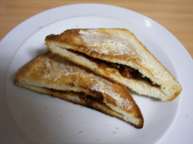 ケチャップソーセージのホットサンドイッチの写真