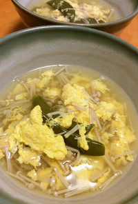 榎茸とスナップエンドウの鶏ガラ卵スープ