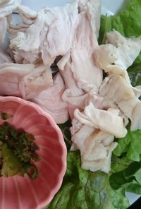 蒸し鶏のふきのとう塩漬け添え