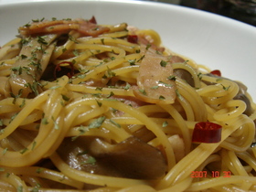 茸とベーコンのバター醤油パスタ