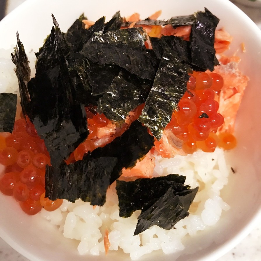 シンプルで美味しい！鮭とイクラの親子丼の画像