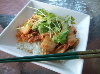 アボカドキムチ豚たま丼の写真