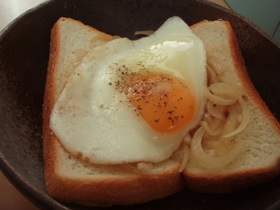 + アンチョビ風味の目玉焼きトースト +