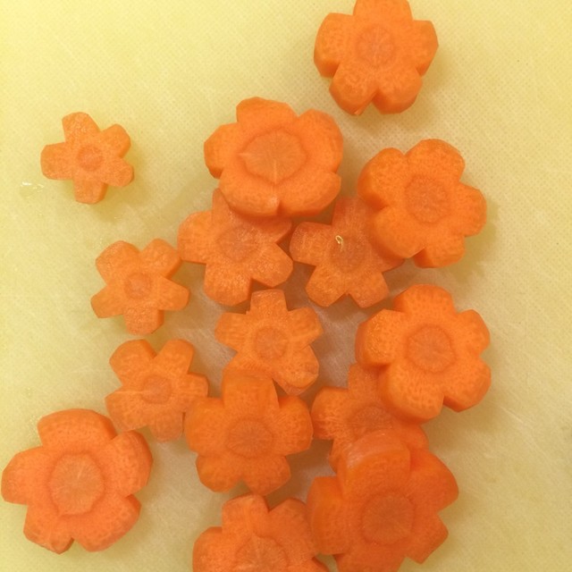包丁だけにんじんの花形切り方 レシピ 作り方 By ともっちqq クックパッド