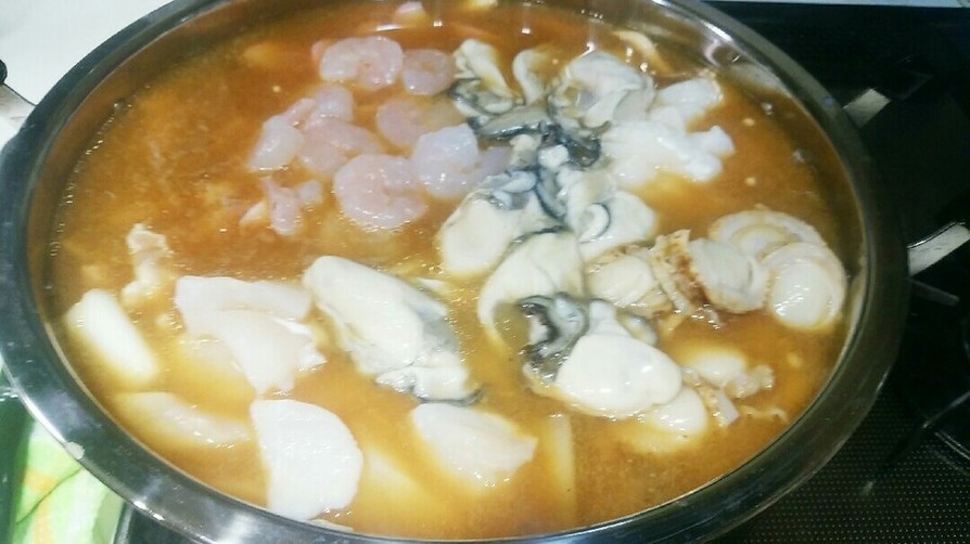 豆板醤の辛味が身体を暖める鶏肉海鮮旨辛鍋の画像