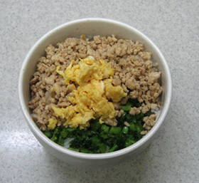 3色そぼろ丼