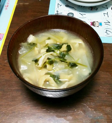 豆苗と玉ねぎのお味噌汁の写真