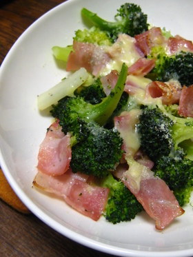 ブロッコリーとベーコンのチーズ焼き