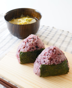 黒紫米おにぎりと生姜味噌汁