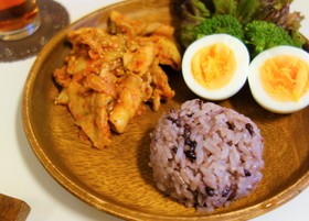 黒米ごはんと豚キムチのアジアンプレート
