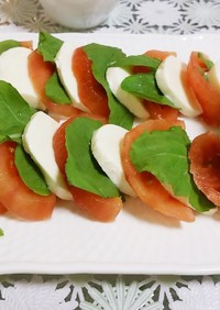 トマトとモッツァレラのルッコラカプレーゼ