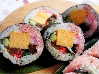 ひな祭りカラー❀三色太巻き寿司の写真
