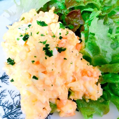 カリフラワーと茹で卵のサラダの写真