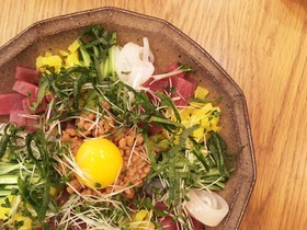 お花畑みたいにキレイな納豆サラダ